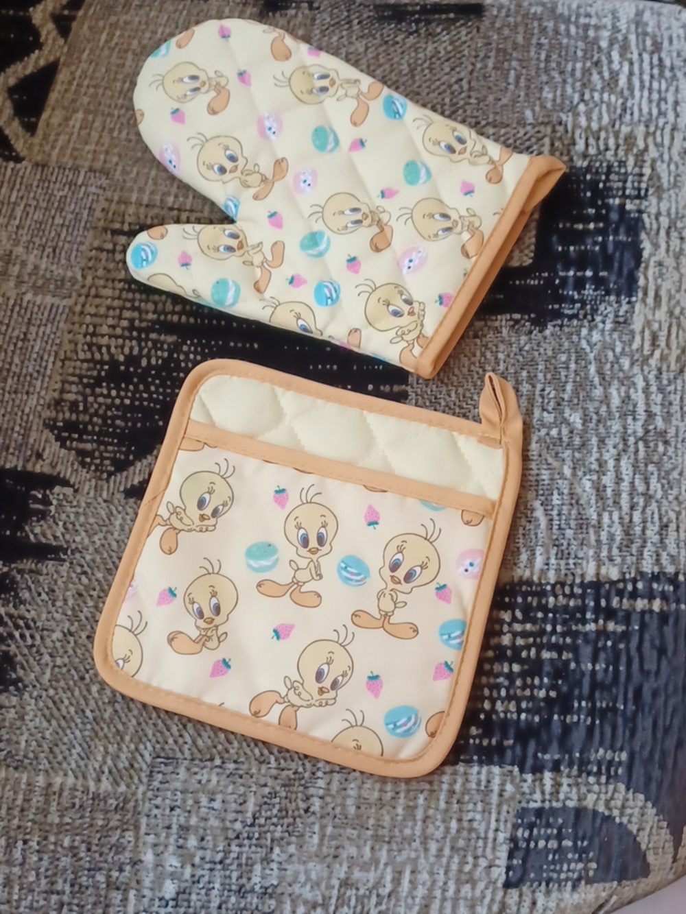 4/$60 New Tweety Bird Oven Mitt & Pot Holder - Set Of 2 (1 Of Each)